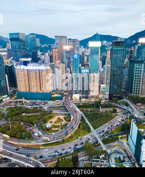 Hong Kong - 10. August 2023: Skyline der Hong Kong Insel im Zentrum der modernen Stadtlandschaft. Städtischer Dschungel der dicht besiedelten Innenstadt am berühmten sp Stockfoto