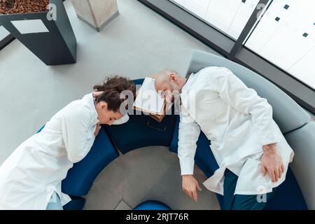 Arzte, die im Krankenhaus auf dem Sofa ruhen Stockfoto