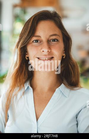 Glückliche junge Frau im café Stockfoto