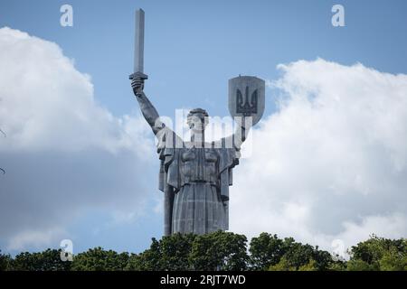 Kiew, Ukraine. August 2023. Das Mutterland-Denkmal mit dem neuen ukrainischen Wappen auf dem Schild ist in Kiew zu sehen. (Foto: James McGill/SOPA Images/SIPA USA) Credit: SIPA USA/Alamy Live News Stockfoto