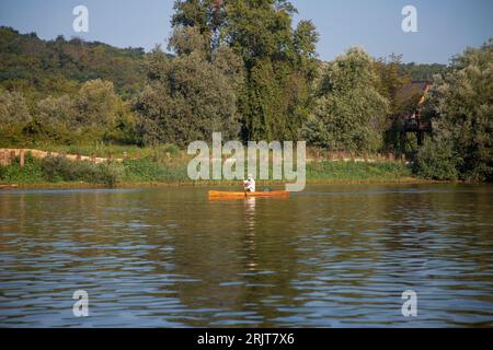 Serbien, 04. August 2023: Die Teilnehmer der TOUR INTERNATIONAL DANUBIEN (TID) Regatta (Quelle der Donau-Schwarzes Meer) passieren eine Etappe Veliko Selo Stockfoto