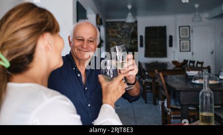 Glückliches Paar, das Wein im Café genießt Stockfoto
