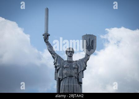 Kiew, Ukraine. August 2023. Das Mutterland-Denkmal mit dem neuen ukrainischen Wappen auf dem Schild ist in Kiew zu sehen. (Credit Image: © James McGill/SOPA Images via ZUMA Press Wire) NUR REDAKTIONELLE VERWENDUNG! Nicht für kommerzielle ZWECKE! Stockfoto