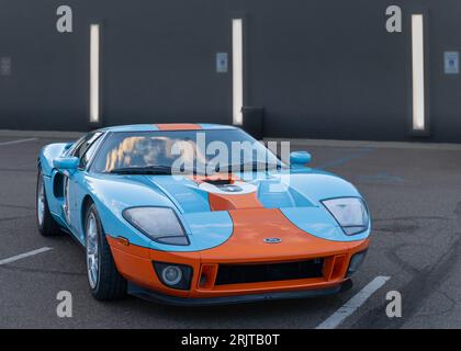 ROYAL OAK, MI/USA - 16. AUGUST 2023: Ein Ford GT Heritage Edition Rennwagen aus dem Jahr 2006 auf der Woodward Dream Cruise Route. Stockfoto