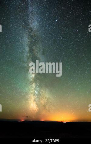 Die Milchstraße beleuchtet den Nachthimmel über Waldbränden im North Cascades National Park, Washington, USA Stockfoto