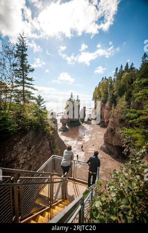 Eine malerische Touristenszene, die den Hopewell Rocks Provincial Park in der Bay of Fundy, New Brunswick, Kanada, genießt Stockfoto