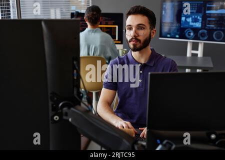 IT-Experten, die im Büro an Computern arbeiten Stockfoto