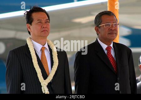 Premierminister Hun Sen (re., CAM) mit Premierminister Nguyen Tan Dung (VIE) in Phnom Penh PUBLICATIONxNOTxINxCHN Stockfoto