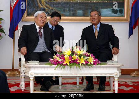 Bildnummer: 51620483 Datum: 19.12.2006 Copyright: imago/Xinhua Premierminister Hun Sen (re., CAM) mit Außenminister Li Zhaoxing (CHN) in Phnom Penh PUBLICATIONxNOTxINxCHN , Personen , optimistisch; 2006, Phnom Penh, Politiker; , quer, Kbdig, Gruppenbild, Internationale Politik, Politik, Kambodscha, Randbild, People Stockfoto