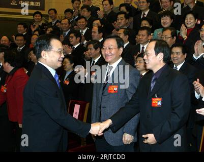 Bildnummer: 51622996 Datum: 27.12.2006 Copyright: imago/Xinhua Premierminister Wen Jiabao (li., CHN) begrüßt Abgeordnete anlässlich einer Konferenz in Peking - PUBLICATIONxNOTxINxCHN, Personen , optimistisch; 2006, Peking, Pressetermin, Politiker, Politik, Shakehands, Shake Hands, Konferenzen; , quer, Kbdig, Einzelbild, China, Randbild, Leute Stockfoto