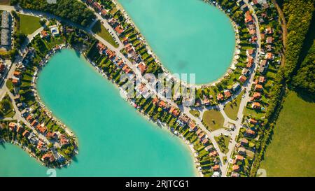 Ein Blick aus der Luft auf einen malerischen Fluss, der durch üppige grüne Wiesen fließt Stockfoto