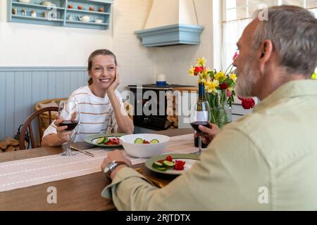 Ein reifes Paar, das zu Hause am Esstisch sitzt Stockfoto