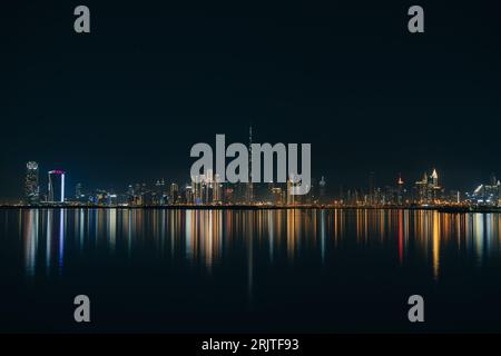 Ein Luftblick auf die Skyline von Dubai bei Nacht, Burj Khalifa Stockfoto