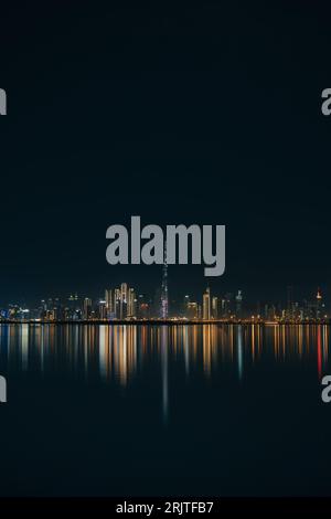 Ein Luftblick auf die Skyline von Dubai bei Nacht, Burj Khalifa Stockfoto