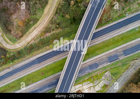 Luftaufnahme einer erhöhten Autobahnüberführung Stockfoto