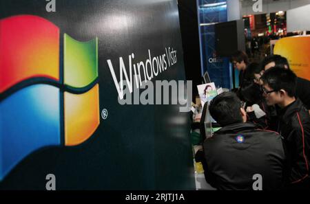 Bildnummer: 51692643 Datum: 03.02.2007 Copyright: imago/Xinhua Kunden eines Ladens in Hong Kong Test das neue Betriebssystem - Microsoft Windows Vista - PUBLICATIONxNOTxINxCHN , Personen; 2007, Hong Kong, Hongkong, Software, Softwareindustrie, Industrie, Markteinführung, Programm, Computerprogramm; , quer, Kbdig, Gruppenbild, Einzelhandel, Wirtschaft, Logo, Logos, China, , Stockfoto