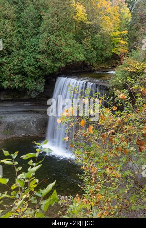 Die Bridal Veil Falls auf der MANITOULIN Island in Ontario, 35 Meter hoch, stürzen sich in einen natürlichen Swimmingpool, der im Sommer bei den Einheimischen beliebt ist. Stockfoto