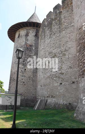 Soroca, Moldawien - 24. Juni 2023: Blick auf die mittelalterliche Festung in Soroca. Das Fort wurde 1499 vom moldauischen Prinzen Stephan dem Großen erbaut. Wurde 2015 renoviert Stockfoto