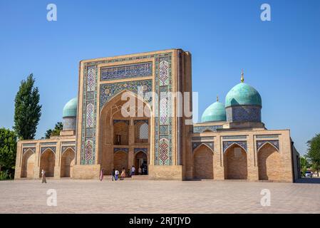 TASCHKENT, USBEKISTAN - 3. SEPTEMBER 2022: Die alte Madrasa von Barak Khan an an einem sonnigen Tag. Taschkent, Usbekistan Stockfoto