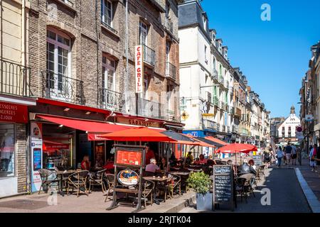 Ein farbenfrohes Café/Restaurant in der Stadt Dieppe, seine-Maritime Department, Frankreich. Stockfoto