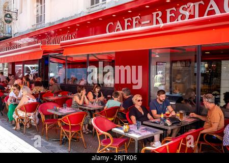 Ein farbenfrohes Café/Restaurant in der Stadt Dieppe, seine-Maritime Department, Frankreich. Stockfoto