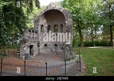 Die Ruine Barbarossa oder die Kapelle Sint Maartens im historischen Stadtpark Valkhof in Nijmegen Stockfoto