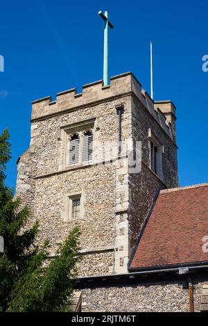 Der mittelalterliche Turm der St. John the Baptist Church, Pinner, Middlesex, Greater London UK Stockfoto