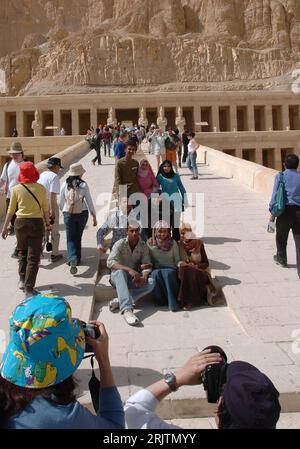 Bildnummer: 51723974 Datum: 19.02.2007 Copyright: imago/Xinhua Touristen vor der Grabanlage der Königin Hatschepsut in Luxor PUBLICATIONxNOTxINxCHN, Gebäude, außen, Außenansicht , Personen; 2006, Luxor, Tal der Könige, Tourist, Sehenswürdigkeiten, Theben, Tempelanlage, Weltkulturerbe, Ruine, Ruinen, Grabanlage, Grabmal, Tempel, Totentempel, Hatchepsut, Hatschepsut; , hoch, Kbdig, Totale, Ägypten, ,; Aufnahmedatum geschätzt Stockfoto