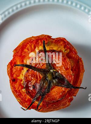 Vegane gefüllte Tomate. Extreme Nahaufnahme. Makroaufnahme. Stockfoto