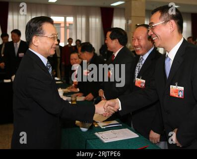 Bildnummer: 51743819 Datum: 04.03.2007 Copyright: imago/Xinhua Premierminister Wen Jiabao (li., CHN) begrüßt Mitglieder des 10. Nationale Volkskongresse in Peking - PUBLICATIONxNOTxINxCHN, Personen , optimistisch; 2007, Peking, Politiker, Politik, Pressetermin, Hände schütteln, Volkskongress; , quer, Kbdig, Gruppenbild, China, Randbild, People o0 NVK, Nationaler Stockfoto