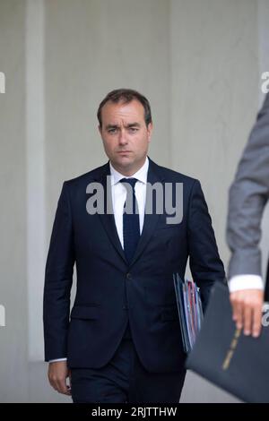 Paris, Frankreich. August 2023. Der französische Armeeminister Sebastien Lecornu nahm am 23. August 2023 an der wöchentlichen Kabinettssitzung im Präsidentenpalast Elysee in Paris Teil. Foto: Eliot Blondet/ABACAPRESS.COM Abaca Press/Alamy Live News Stockfoto