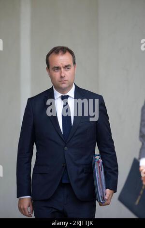 Paris, Frankreich. August 2023. Der französische Armeeminister Sebastien Lecornu nahm am 23. August 2023 an der wöchentlichen Kabinettssitzung im Präsidentenpalast Elysee in Paris Teil. Foto: Eliot Blondet/ABACAPRESS.COM Abaca Press/Alamy Live News Stockfoto