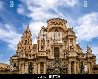 Barocke Fassade der monumentalen Kathedrale von Santa Maria, Murcia, Spanien. Stockfoto