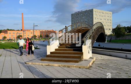 Fußgängerbrücke über den Kanal vor dem IEFP Kultur- und Kongresszentrum und den Hotelgebäuden Meliá Ria Stockfoto