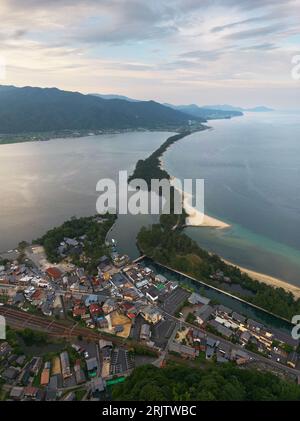 Amanohashidate, Kyoto, Japan mit Blick auf die Sandbank. Stockfoto