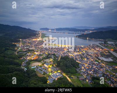 Amanohashidate, Kyoto, Japan über der Bucht mit der Sandbank in der Ferne in der Nacht. Stockfoto