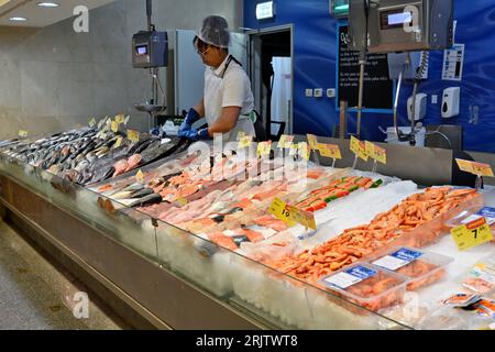 Frische Fischtheke im Supermarkt Pingo Doce, mit Garnelen und Fisch auf Crushed Ice Stockfoto