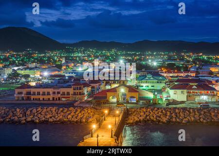 Basseterre, St. Kitts und Nevis Stadt Skyline am Hafen bei Nacht. Stockfoto