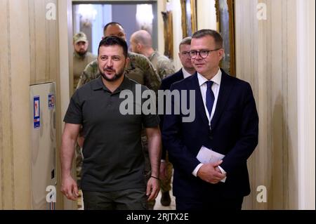 Kiew, Ukraine. August 2023. Der Präsident der Ukraine Wolodymyr Zelenski (L) trifft sich am Mittwoch, den 23. August 2023, in Kiew mit dem finnischen Premierminister Petteri Orpo, während der russischen Invasion in der Ukraine. Foto des ukrainischen Präsidenten Pressedienst / Credit: UPI/Alamy Live News Stockfoto