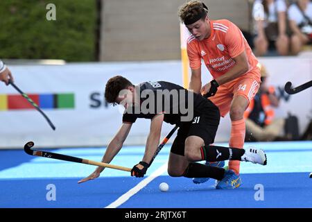 23. August 2023, Nordrhein-Westfalen, Mönchengladbach: Feldhockey, Männer: Europameisterschaft, Niederlande - Wales, Vorrunde, Gruppe B, Spieltag 3. Derck de Vilder (r) aus den Niederlanden und Gareth Griffiths aus Wales kämpfen um den Ball. Foto: Federico Gambarini/dpa Stockfoto