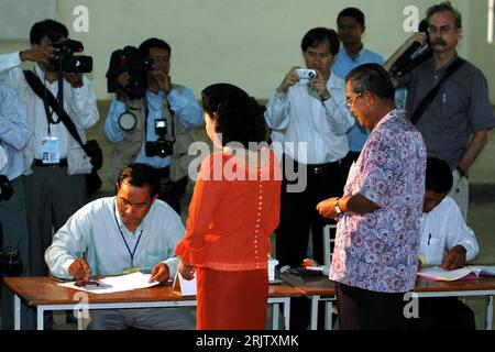 Bildnummer: 51785485 Datum: 01.04.2007 Copyright: imago/Xinhua Premierminister Hun Sen (CAM) mit seiner Ehefrau anlässlich von Wahlen in Kandal - PUBLICATIONxNOTxINxCHN, Personen; 2007, Kandal, Politiker, Politik, Wahl, Wahlen, Presse, Medien, Medieninteresse, Frau, Ehepaar, Paar,; , quer, Kbdig, Gruppenbild, Kambodscha, Randbild, Menschen Stockfoto