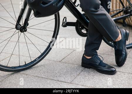 Nahaufnahme eines Mannes mit einem Fahrrad Stockfoto
