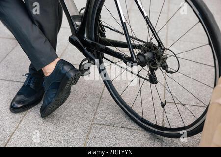 Nahaufnahme eines Mannes mit einem Fahrrad Stockfoto