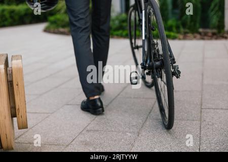 Nahaufnahme eines Mannes mit einem Fahrrad Stockfoto