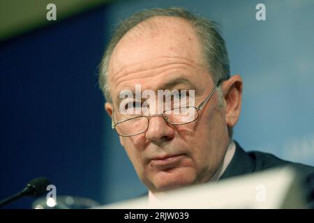 Bildnummer: 51803768 Datum: 12.04.2007 Copyright: imago/Xinhua Rodrigo Rato (ESP/Geschäftsführender Direktor internationaler Währungsfonds) während einer Pressekonferenz in Washington D.C. - PUBLICATIONxNOTxINxCHN, Personen , pessimistisch , Skepsis; 2007, Washington DC., Politik, Politiker, Pressetermin, Pressekonferenz, IWF, IWF, internationaler Währungsfonds,; , quer, Kbdig, Einzelbild, Close, Banken, Wirtschaft, Vereinigte Staaten von Amerika, Randbild, People Stockfoto