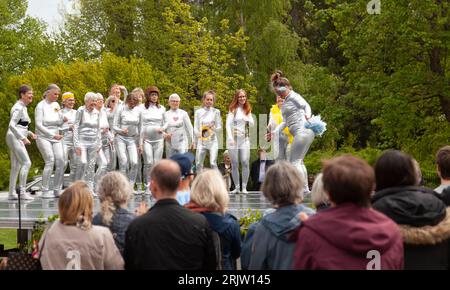 Umea, Schweden - 6. Juni 2023: Ältere Menschen während einer Tanzvorstellung im Park Stockfoto