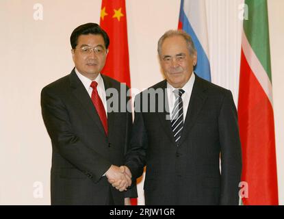 Bildnummer: 51814515 Datum: 28.03.2007 Copyright: imago/Xinhua Staatspräsident Hu Jintao (li, CHN) und Mintimer Shaimiev (RUS/Präsident Russische Teilrepublik Tatarstan) während eines Treffens in Kasan - PUBLICATIONxNOTxINxCHN, Personen; 2007, Kasan, Kasan, Tatarstan, Politiker, Staatsbesuch, Shakehands, Hände schütteln, Shaimiyev; , quer, Kbdig, Gruppenbild, Close, Internationale Politik, Politik, Russland, Randbild, Menschen Stockfoto