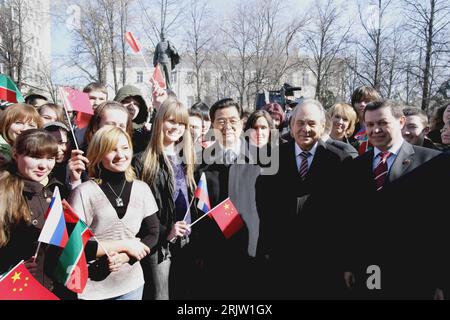 Bildnummer: 51814467 Datum: 28.03.2007 Copyright: imago/Xinhua Staatspräsident Hu Jintao (3.v.Re., CHN) bei einem Besuch der Universität von Kazan - PUBLICATIONxNOTxINxCHN, Personen; 2007, Kasan, Tatarstan, Politik, Politiker, Pressetermin; , quer, Kbdig, Gruppenbild, Russland, Randbild, People o0 International Stockfoto