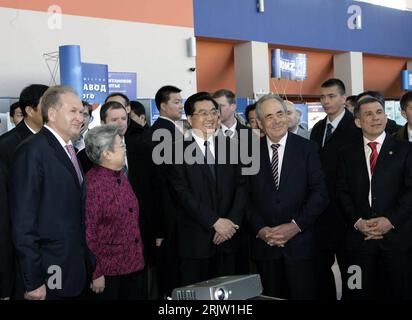 Bildnummer: 51814474 Datum: 28.03.2007 Copyright: imago/Xinhua Staatspräsident Hu Jintao (3.v.Re., CHN) beim Besuch einer Wirtschaftsausstellung in Kazan - PUBLICATIONxNOTxINxCHN, Personen; 2007, Kasan, Kazan, Tatarstan, Politik, Politiker, Pressetermin; , quer, Kbdig, Gruppenbild, Russland, Randbild, Leute 0 international Stockfoto