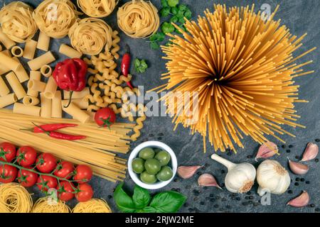 Italian Pasta - Spaghetti, vermicelli, linguine, spirali, rigatoni and tagliatelle pastas with assorted herbs and vegetables Stockfoto